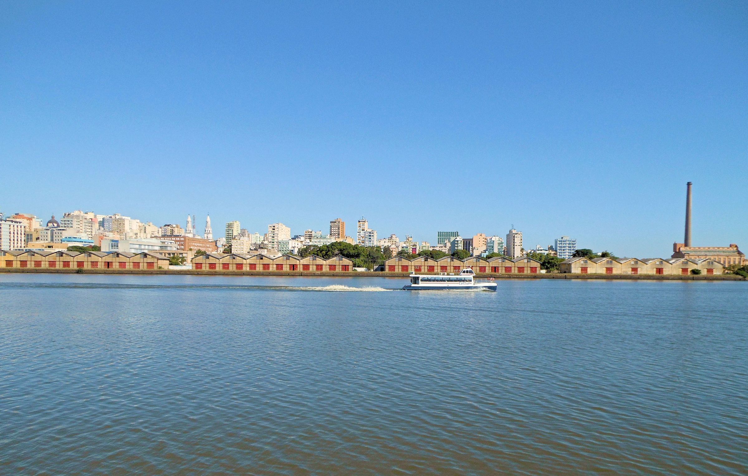 Orla do Guaíba em Porto Alegre, com os armazéns do cais e a Usina do Gasômetro